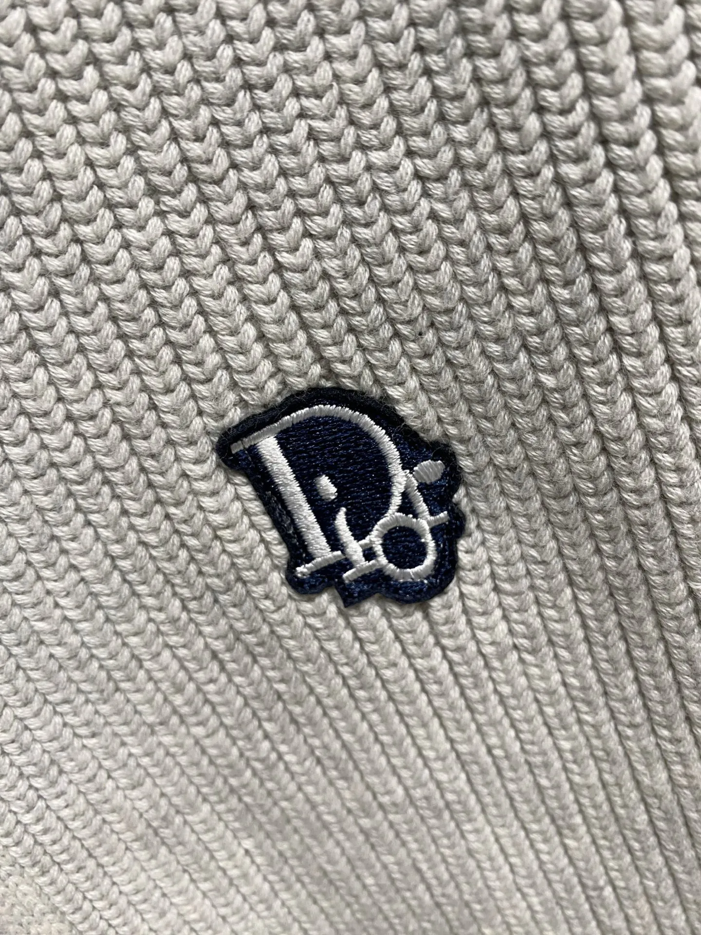🅿️540 【DIOR】Autumn and winter classic cardigan sweater, in full condition! ! ! Wool blended fabric, the latest model in 2025, golden ratio! ! Slim-fitting soft gold, versatile and practical item, the combination and practicality are extremely powerful, simple and elegant, and classy! To create your own style, it is highly recommended to buy it in two colors. The standard slim fit tailoring process is suitable for both young and old men. It is knitted from wool and will not cause any discomfort! While keeping warm, it is stylish, textured and wearable, and the classic logo with contrasting colors on the chest feels in place! ! Recommended for regular customers! ! Size M-3XL (maximum wear: 190 pounds)